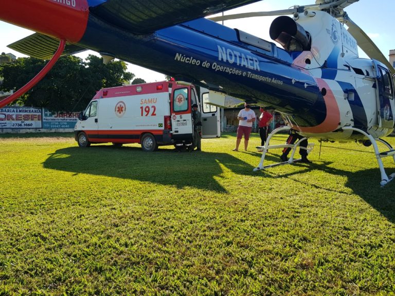 Duas vítimas de queda são transportadas de helicóptero para hospital em Vitória, ES