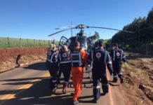 No mesmo dia, equipes de resgate transportam paciente e socorrem vítima de acidente de trânsito em Chapecó, SC