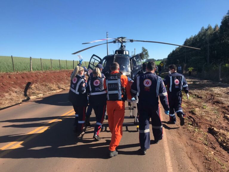 No mesmo dia, equipes de resgate transportam paciente e socorrem vítima de acidente de trânsito em Chapecó, SC