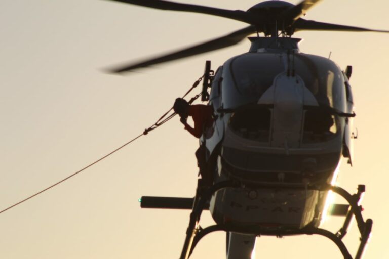 Mergulhadores de resgate do Corpo de Bombeiros e CIOPAER realizam treinamento em Fortaleza, CE