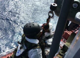 Força Aérea resgata tripulante de navio com suspeita de COVID-19 a 65 km da costa de Maceió, AL