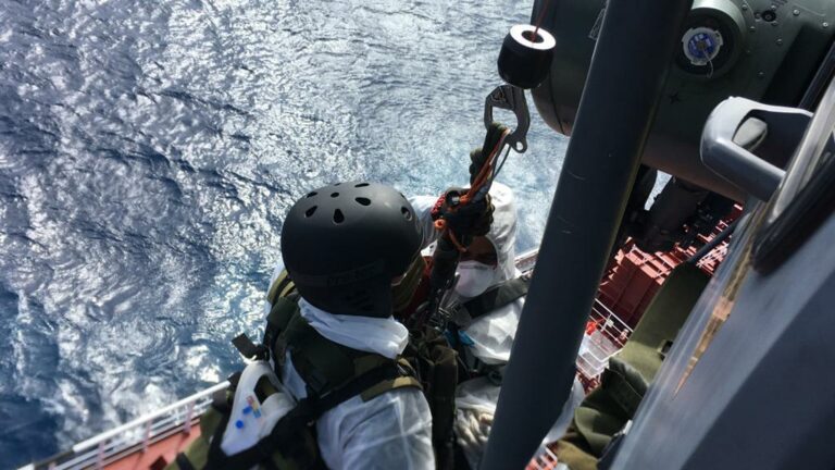 Força Aérea resgata tripulante de navio com suspeita de COVID-19 a 65 km da costa de Maceió, AL