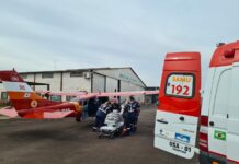 Avião e helicóptero são usados pelo Corpo de Bombeiros para socorrer pessoas em Santa Catarina