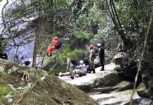 Com apoio de helicóptero, bombeiros resgatam mulher que caiu de cachoeira na Serra do Mendanha, RJ