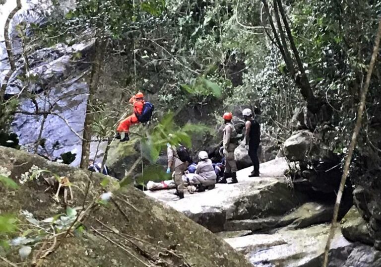 Com apoio de helicóptero, bombeiros resgatam mulher que caiu de cachoeira na Serra do Mendanha, RJ