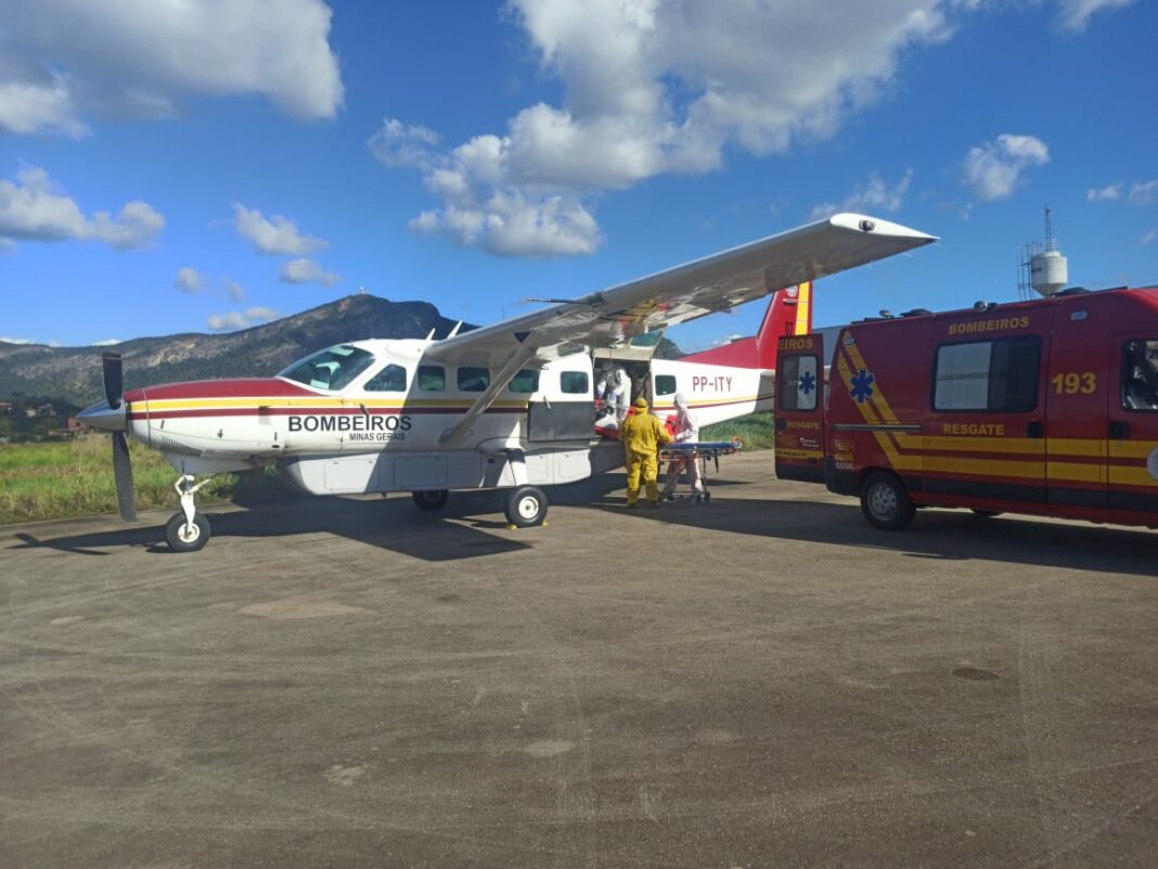 Corpo de Bombeiros de Minas Gerais transporta paciente idosa diagnostica com COVID-19Corpo de Bombeiros de Minas Gerais transporta paciente idosa diagnosticada com COVID-19. Foto: CBMMG.