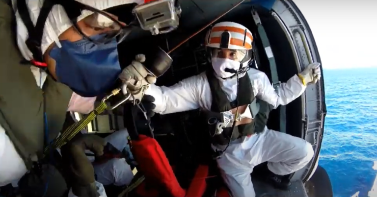 Marinha do Brasil realiza evacuação aeromédica de tripulante em navio mercante a 150 milhas da costa