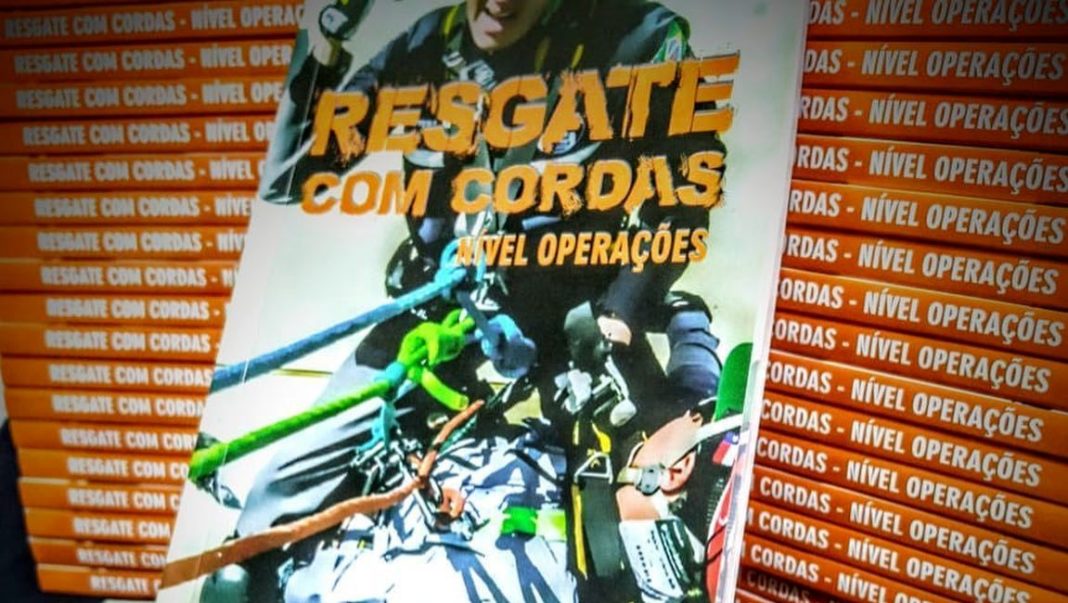 Enfermeiro e Tripulante Operacional do BAPM de Santa Catarina lança livro sobre Resgate com Cordas - Nível Operações.