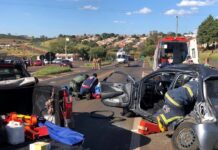 SAMU e Bombeiros Comunitários resgatam quatro vítimas de acidente de trânsito em Jandaia do Sul, PR