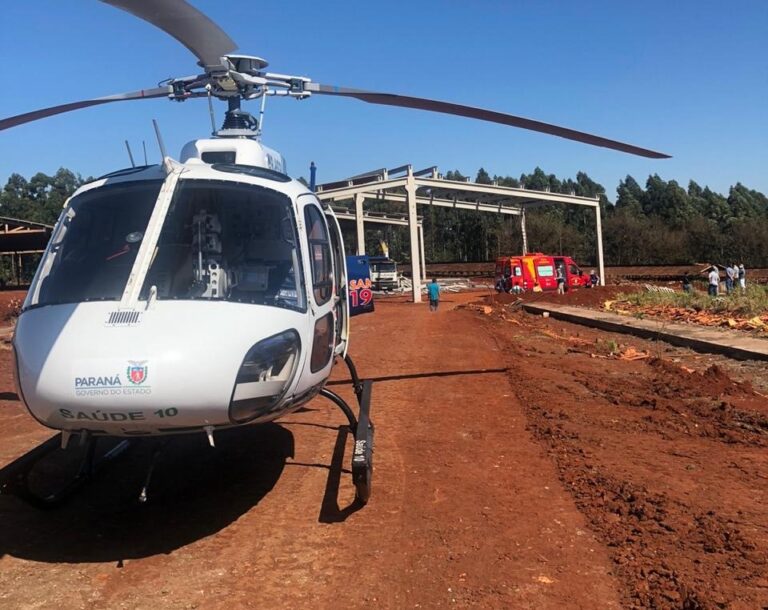 Bombeiros e SAMU resgatam vítimas de desabamento de teto de barracão em Arapongas, PR