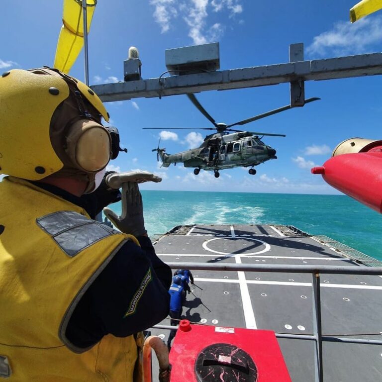 Navio Patrulha “Araguari” realiza operações conjuntas com aeronaves H-36 Caracal da Força Aérea