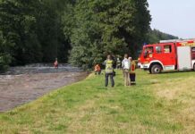 Equipe de resgate da DRF utiliza guincho para resgatar idosa ilhada em rio após fortes chuvas na Alemanha