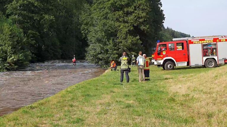 Equipe de resgate da DRF utiliza guincho para resgatar idosa ilhada em rio após fortes chuvas na Alemanha