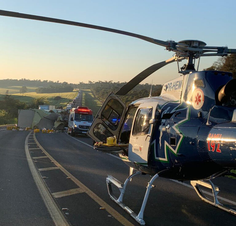 Equipes de resgate socorrem cinco vítimas de acidente de trânsito na BR-277, próximo a Céu Azul, PR