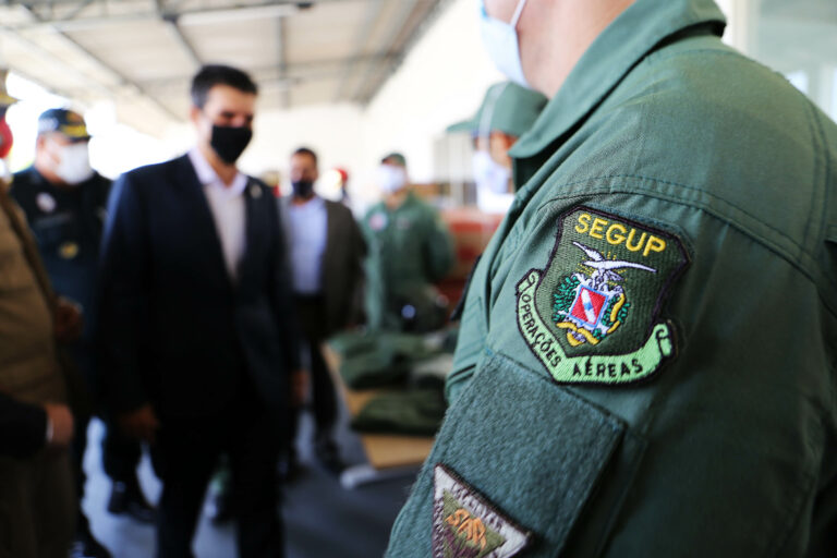 Grupamento Aéreo e Bombeiros recebem equipamentos, incluindo capacetes e macacões de voo