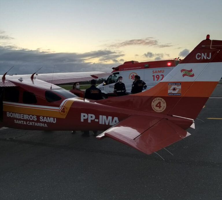 Bombeiros e SAMU realizam transporte aeromédico de paciente de Chapecó para Blumenau, SC