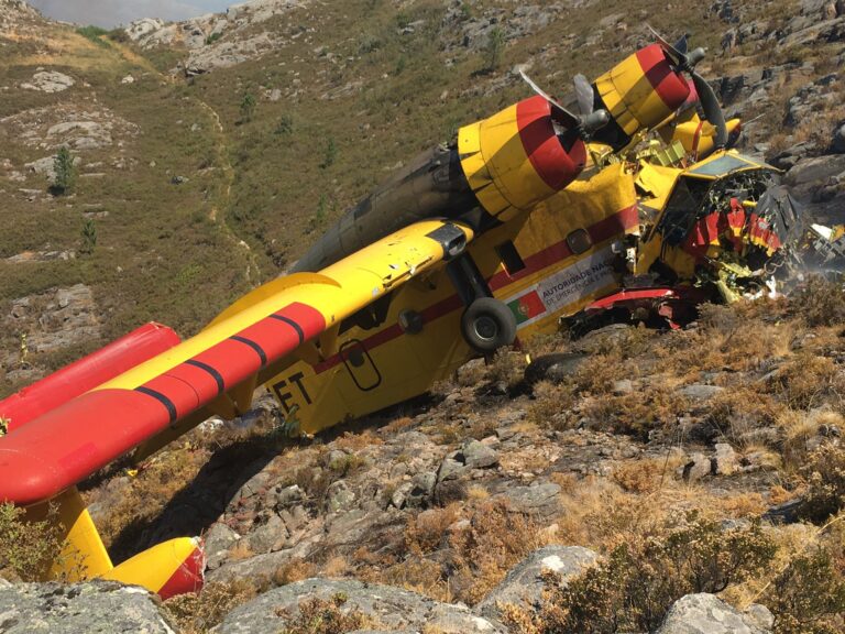 Avião Canadair CL-215 sofre acidente durante combate a incêndio florestal em Portugal