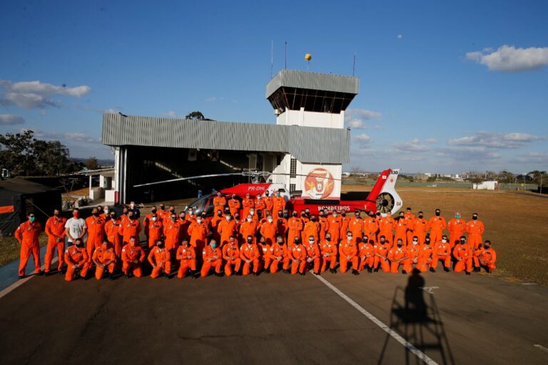 Corpo de Bombeiros do DF realiza cerimônia em celebração da vida dos tripulantes do Resgate 02