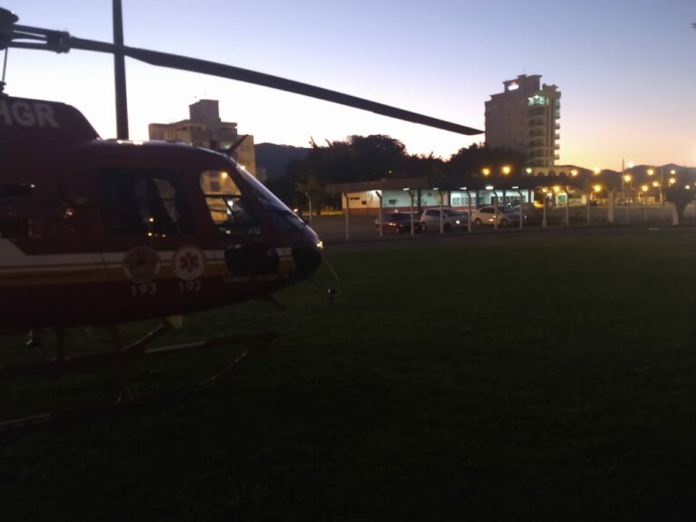 Vítima de acidente de trânsito é transportada de helicóptero de São João Batista para Florianópolis, SC