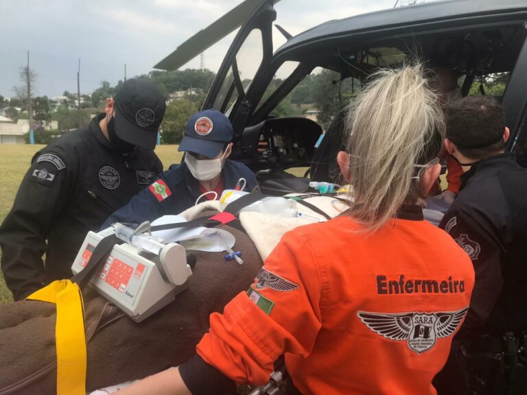 Vítima de acidente com motocicleta é transportado de helicóptero para hospital em Chapecó, SC