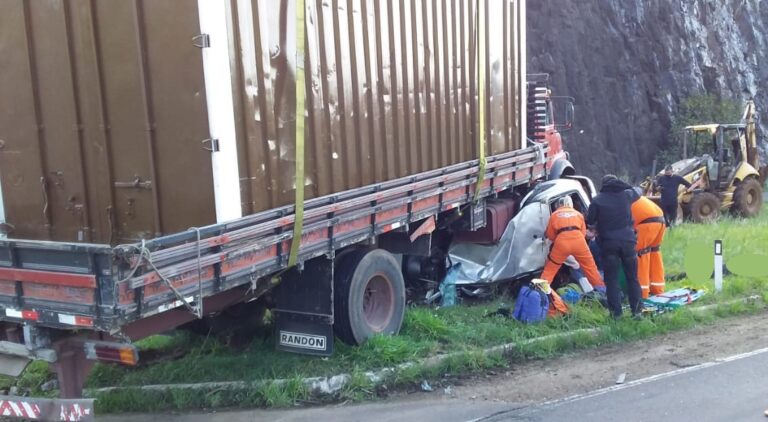 Vítimas de grave acidente na ERS-480 são socorridas por equipes de resgate em Goio-Ên, divisa de SC com RS