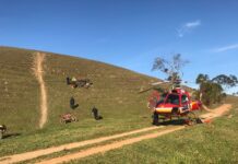 Bombeiros e equipe do SAMU resgatam vítima de queda de moto em trilha no município de Imaruí, SC