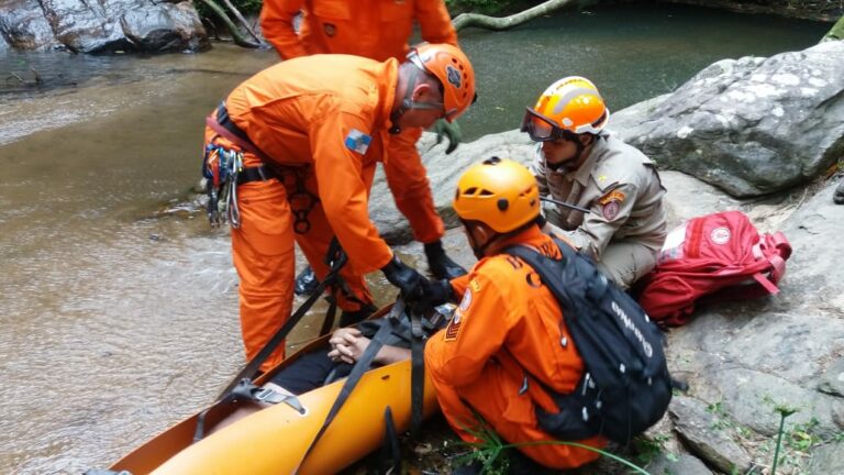 Grupamento de Operações Aéreas realiza duas missões de salvamento no RJ, uma no mar e outra na mata