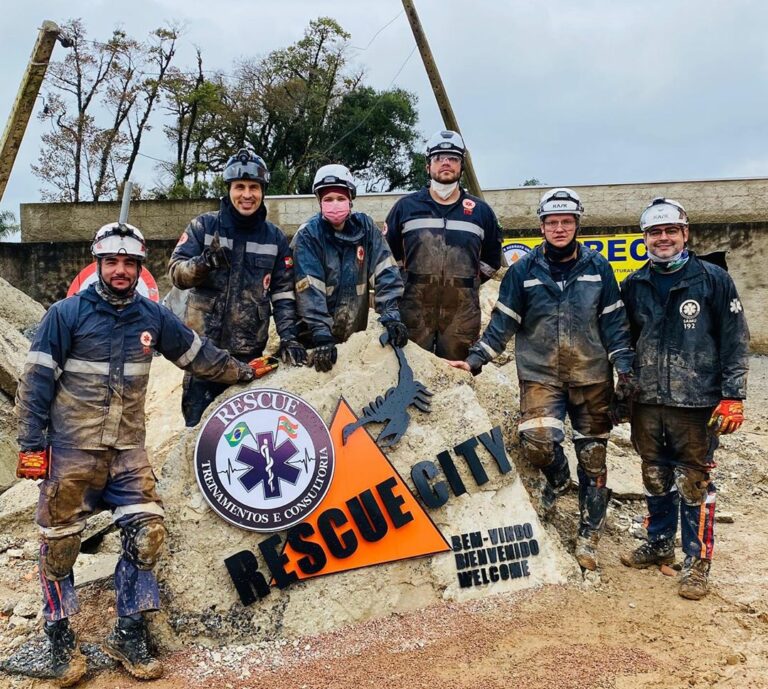 Operadores de Suporte Médico do PR realizam curso de Busca e Resgate em Estrutura Colapsada em SC
