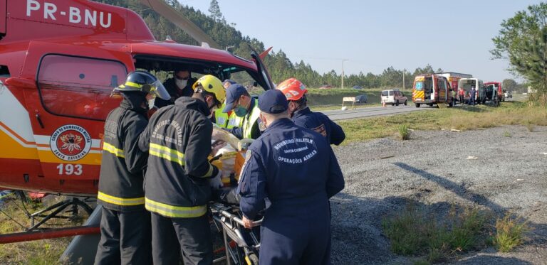 Grave acidente na BR-470 mobiliza equipes do SAMU, bombeiros e helicóptero Arcanjo 03