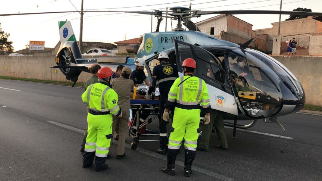 Homem atropelado na BR-376 é socorrido e levada de helicóptero ao hospital Cajuru, em Curitiba