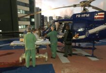Policial militar ferido em acidente de motocicleta é transportado de helicóptero de Catu para Salvador, BA