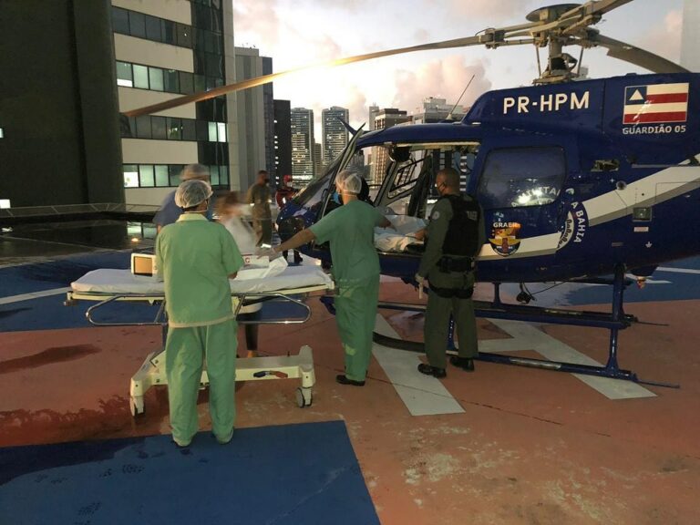 Policial militar ferido em acidente de motocicleta é transportado de helicóptero de Catu para Salvador, BA