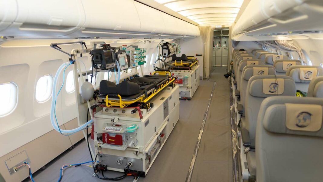 Duas unidades de transporte de pacientes (PTE) para o atendimento de feridos a bordo do Airbus A321-200. Foto: Bundeswehr / Jonas Weber.