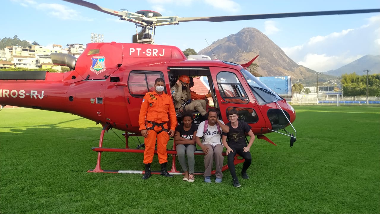 Bombeiros resgatam homem que afundou em areia movediça