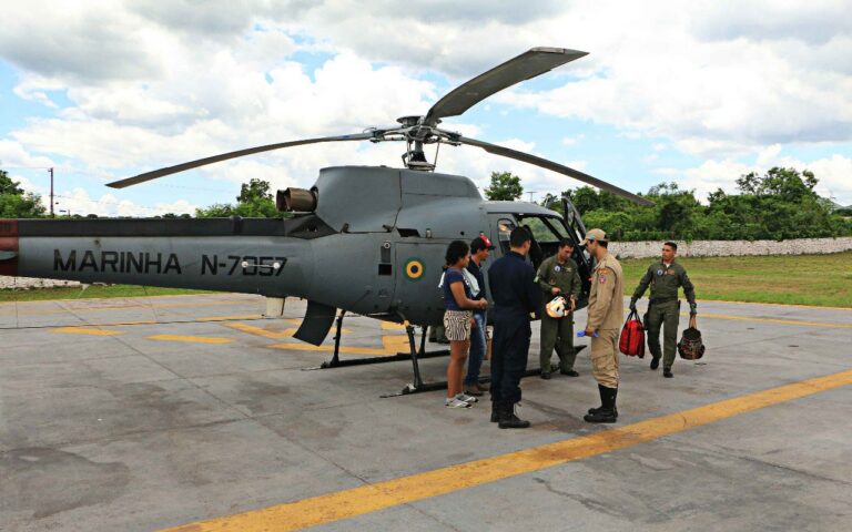 Adolescente é resgatada por helicóptero da Marinha de Porto Sairú para hospital em Corumbá, MS