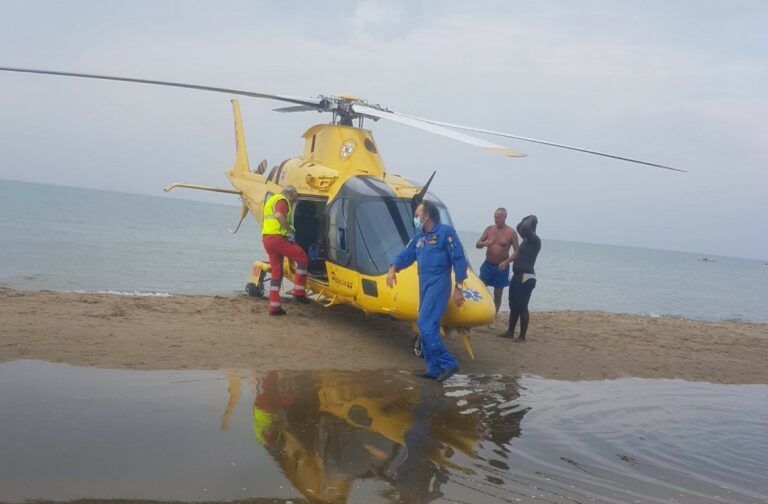 Homem baleado em praia italiana é resgatado por ambulância aérea e levado para hospital em Roma