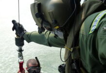 Esquadrões Pelicano e PARA-SAR da FAB realizam treinamento de resgate aquático na Base Aérea de Santos, SP