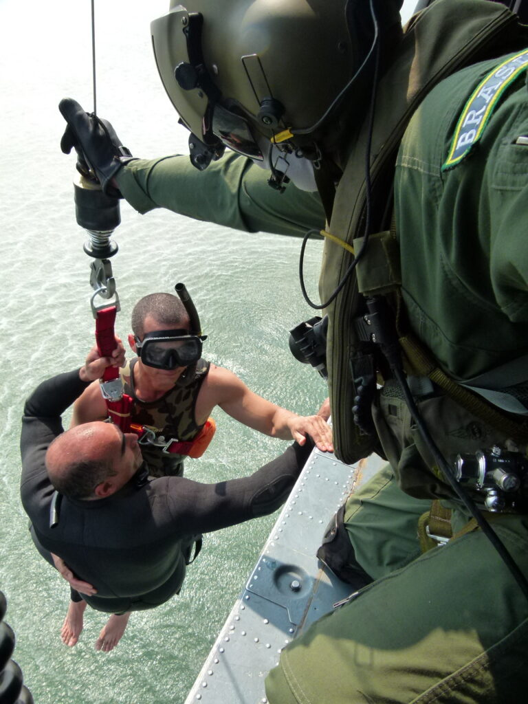 Esquadrões Pelicano e PARA-SAR da FAB realizam treinamento de resgate aquático na Base Aérea de Santos, SP