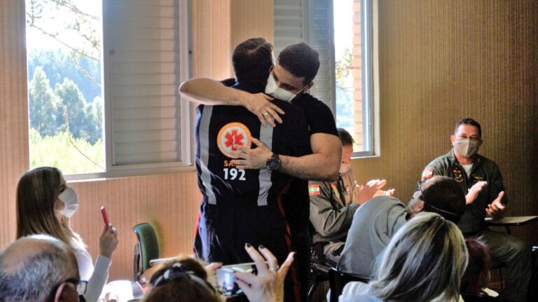 Emoção e gratidão marcam visita de motociclista salvo por equipes do SAMU 192 e do Águia 04, em Lages