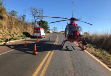Equipes de resgate do Corpo de Bombeiros e SAMU socorrem vítimas de acidente de trânsito na DF-001
