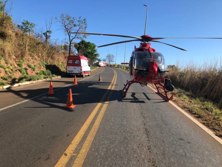 Equipes de resgate do Corpo de Bombeiros e SAMU socorrem vítimas de acidente de trânsito na DF-001