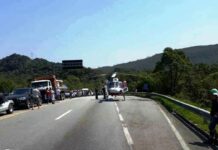 Bombeiros, SAMU e Águia 16 da PM são acionados para resgatar caminhoneiro na SP-98