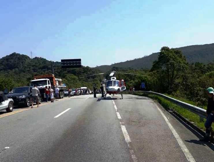 Bombeiros, SAMU e Águia 16 da PM são acionados para resgatar caminhoneiro na SP-98