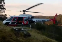 Piloto do Águia da PM aproxima em pedra para embarcar vítima de queda de parapente no Pico do Urubu, SP