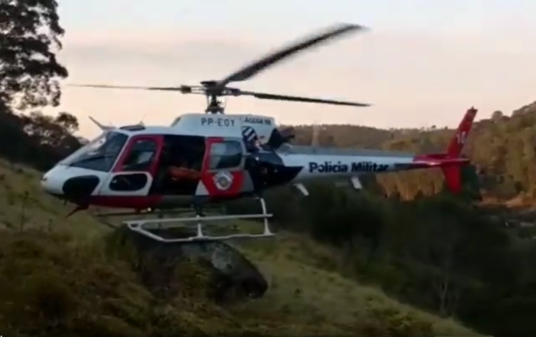 Piloto do Águia da PM aproxima em pedra para embarcar vítima de queda de parapente no Pico do Urubu, SP