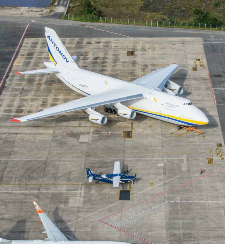 O cargueiro ucraniano Antonov 124 e o Grupamento Aéreo da PM da Bahia