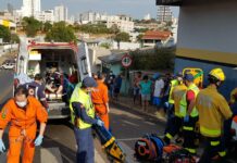 Equipes de resgate trabalham integradas para socorrer vítimas de acidente de trânsito em Chapecó, SC