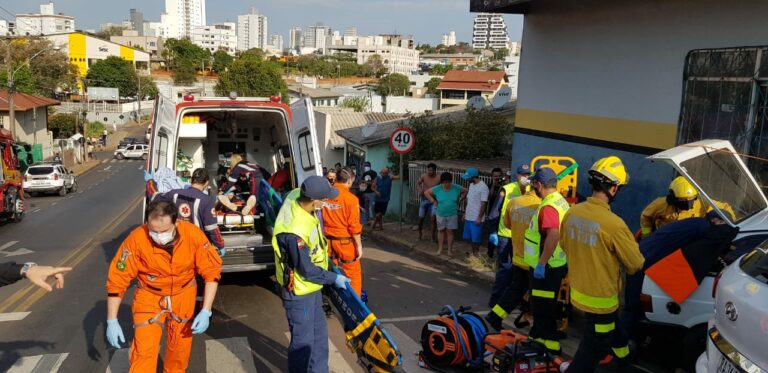 Equipes de resgate trabalham integradas para socorrer vítimas de acidente de trânsito em Chapecó, SC