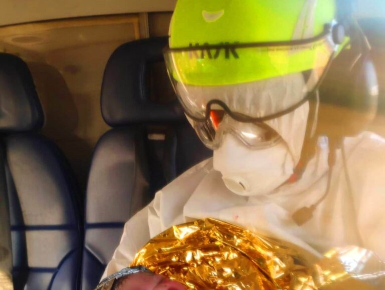 Mulher grávida e com COVID-19 dá à luz durante transporte aeromédico de Lampedusa para Palermo