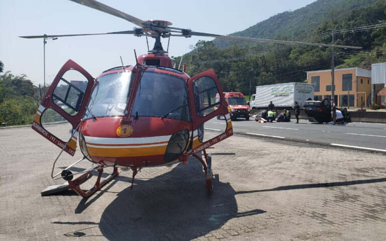 Bombeiros resgatam vítimas de acidente de trânsito na SC-401, em Florianópolis, SC